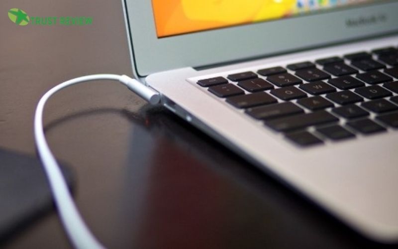 Góc giải đáp: vừa sạc vừa dùng laptop có sao không?