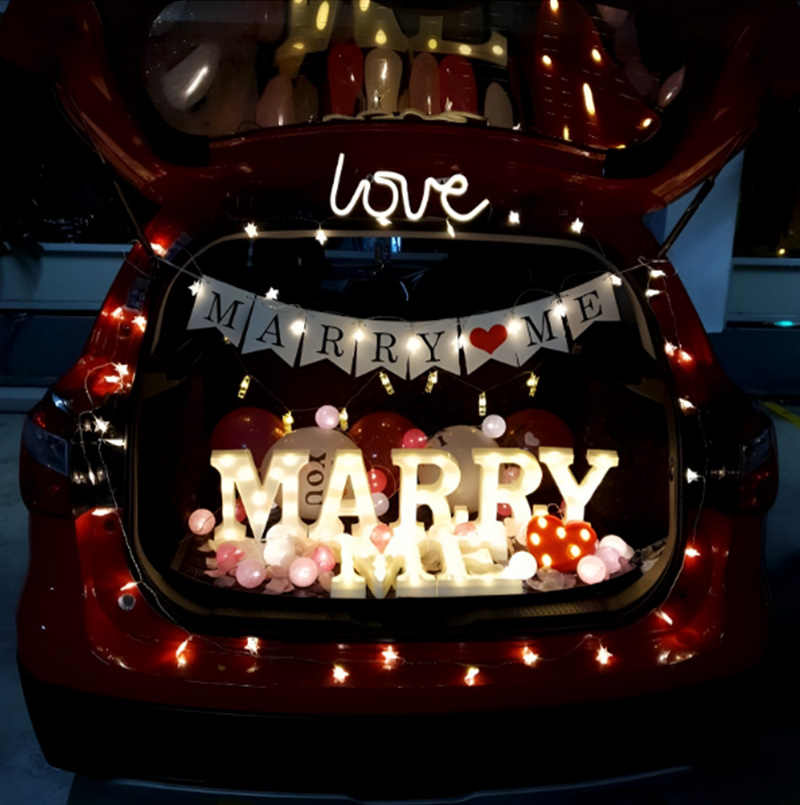 10+ Kịch bản cầu hôn bạn gái lãng mạn, ngọt ngào và bất ngờ nhất 29 Kịch bản cầu hôn với cốp xe ô tô ngập tràn hoa